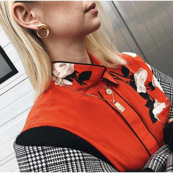 Open Huggie Hoop Earrings Plated 18k Gold - Picture 3 of 5